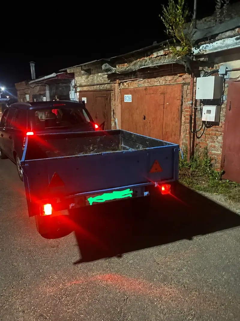 Фото-відгук: ліхтарі світяться на причепі вночі